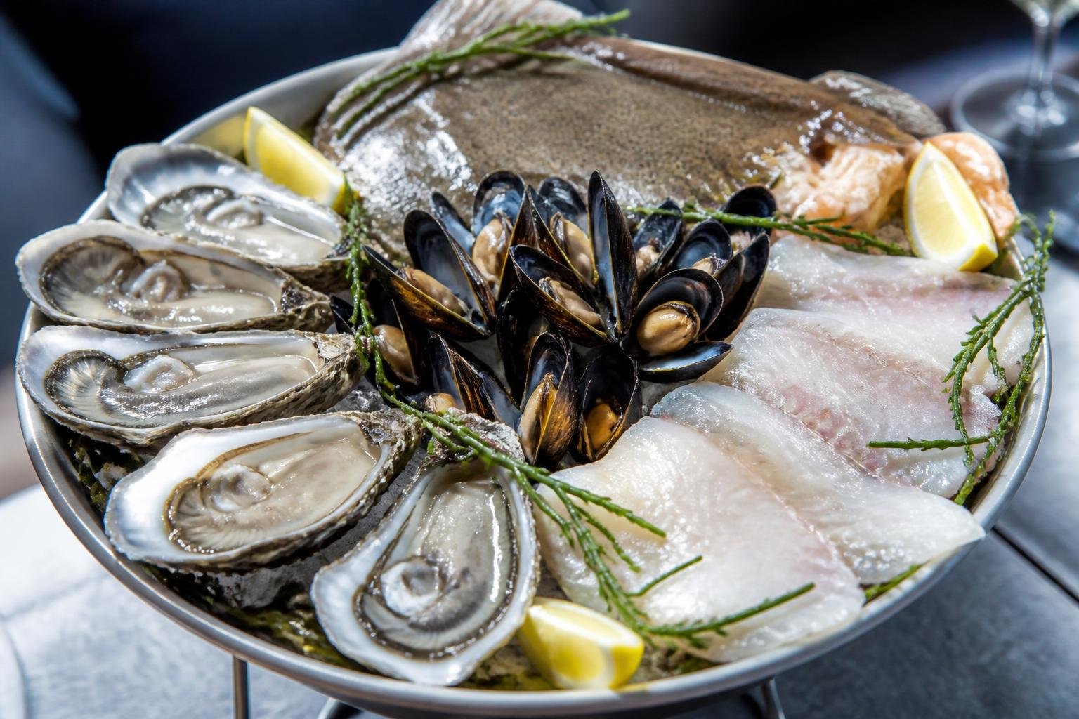 Plateau de fruits de mer frais : huîtres, moules et poissons de la criée