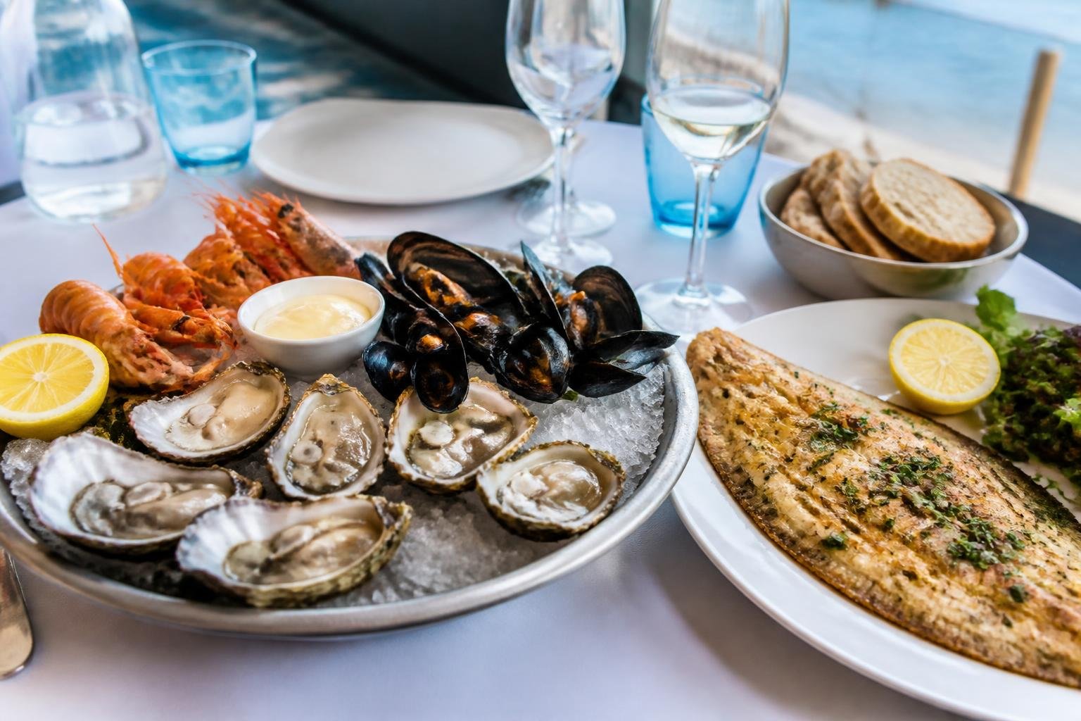 Plateau de fruits de mer et sole meunière servis à L'Écume Bleue